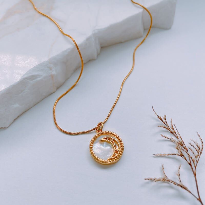 COLLAR DE MEDIA LUNA EN NÁCAR